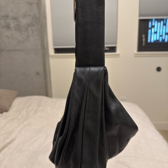 COS EUC banana bag (leather) - Picture 4 of 6